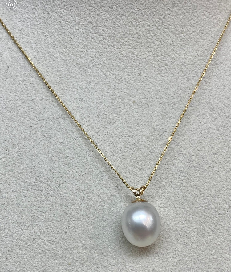 White Oval South Sea Pearl Pendant